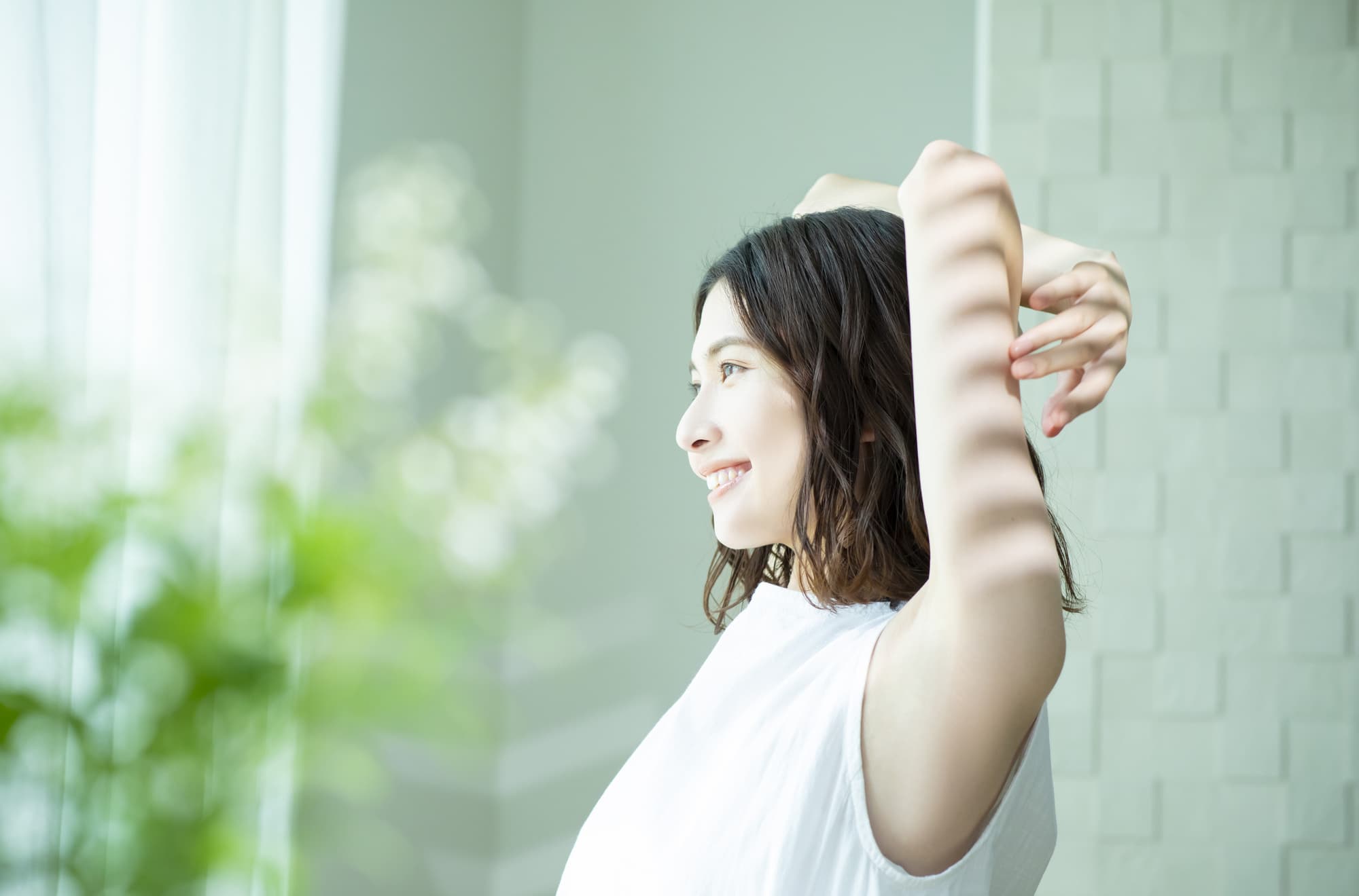 伸びをする女性