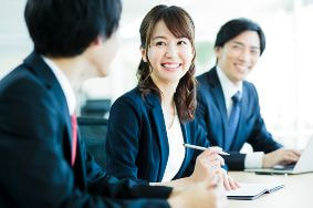 笑顔の新入社員